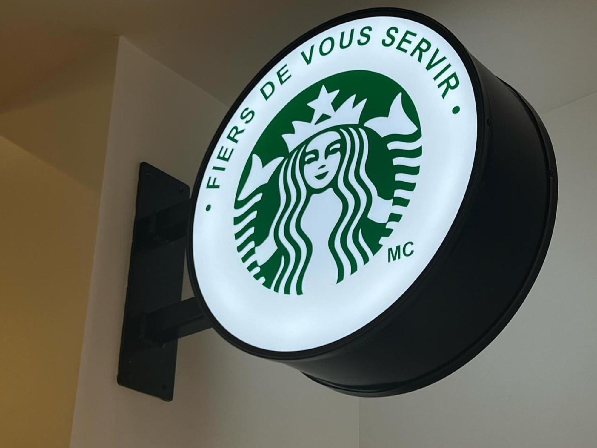Otl Gouverneur Chicoutimi Exterior foto Starbucks in Paris
